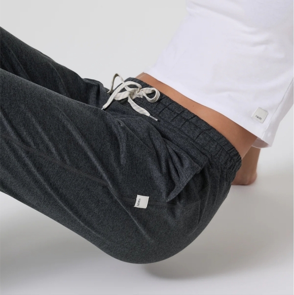 Vuori Performance Jogger In Charcoal - Picture 2 of 5